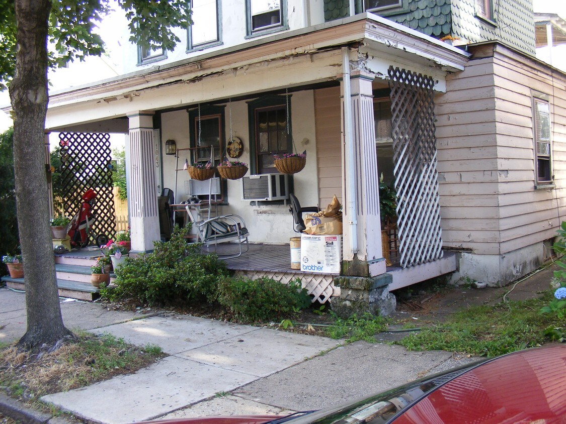 Primary Photo - 1043 Queen St