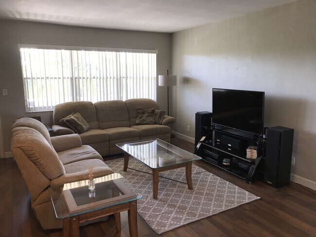 Sala de estar - 6200 NE 22nd Way