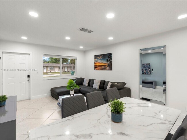Foto del edificio - 5063 SW 27th Ave