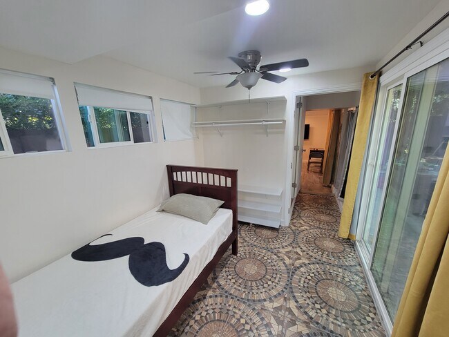 Foto del edificio - 11001 Darby Ave