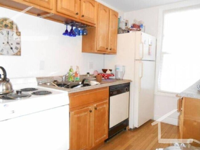 Foto del edificio - No Brokers Fee, Large Unit Walking Distance to BU. Large Deck, Laundry, Eat-in Kitchen, Lots of S...