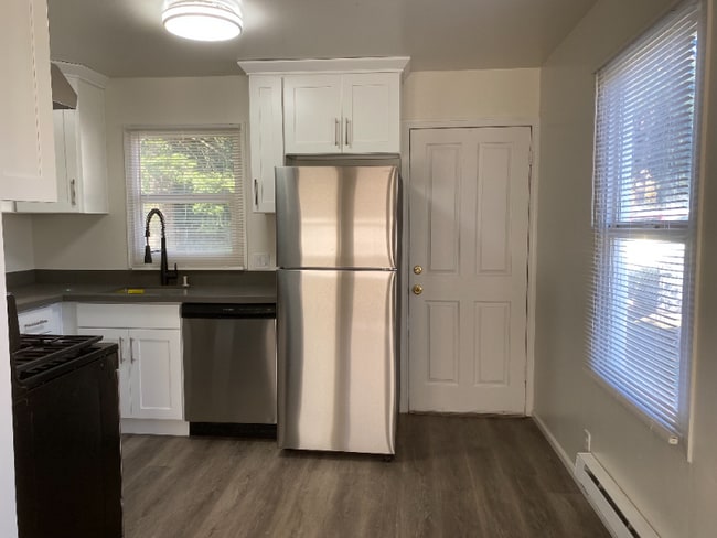 Foto del edificio - 12221 Beverly Park Rd