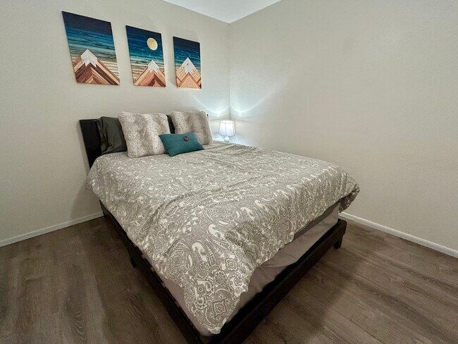 Building Photo - 4234 E Western Dr