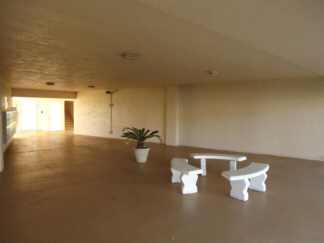 Foto del edificio - 400 Village Green Cir W