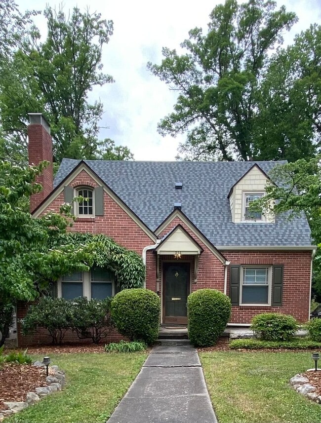 Foto del edificio - COMING SOON. Sunset Hills 3 bedroom 2 bathroom charming brick bungalow in Greensboro. Lawn care i...