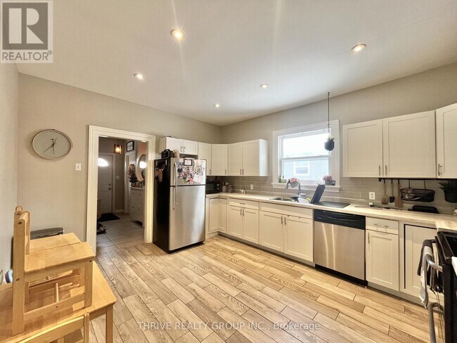 Building Photo - 448 Simcoe St