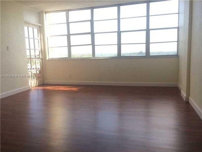 Foto del edificio - 2025 NE 164th St