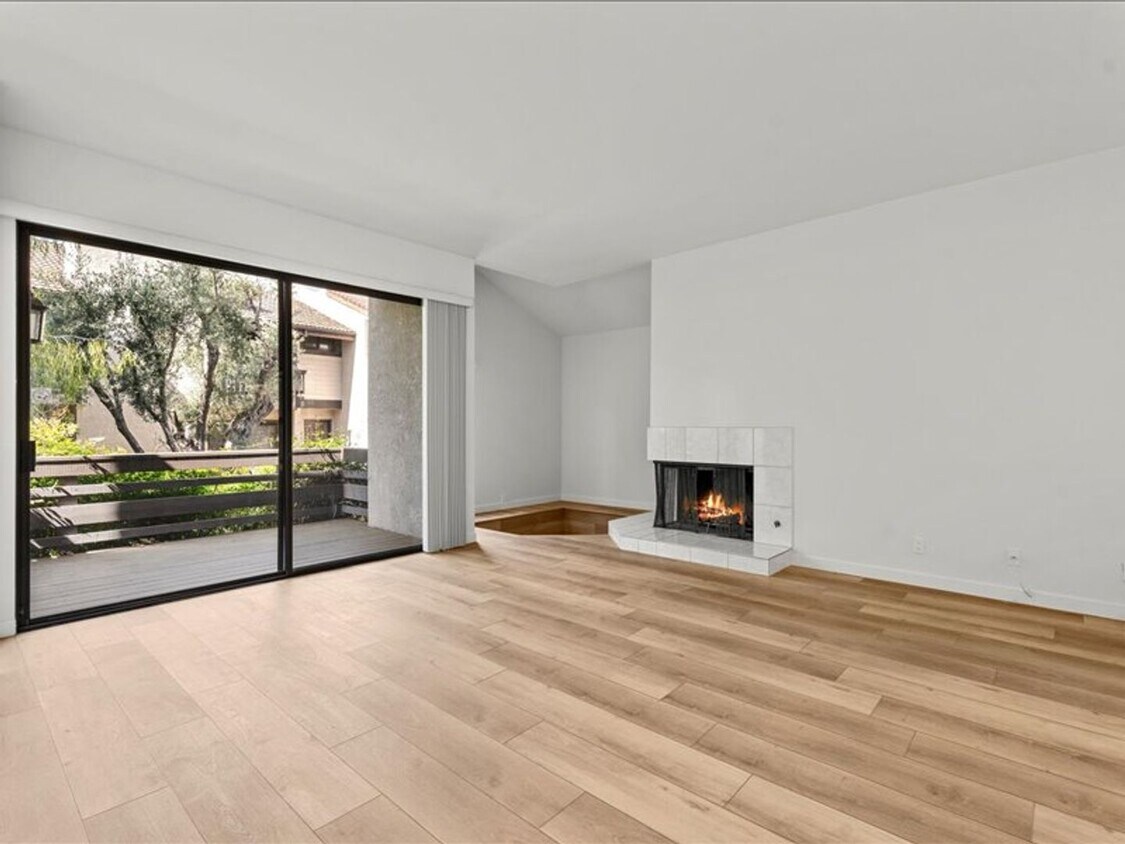 Foto principal - Spacious 3Beds+2.5Baths Townhouse With A B...