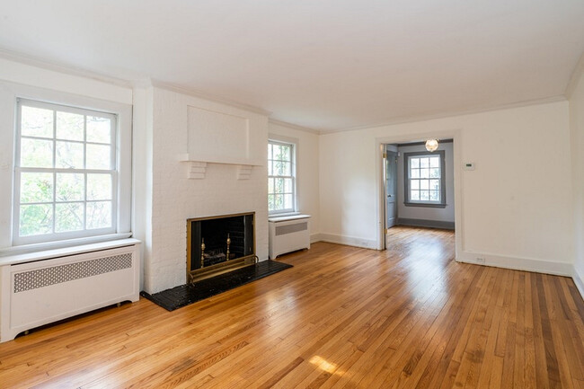 Building Photo - 252 Engle St