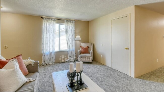 Foto del edificio - 3 Bed, 2 Bath Townhome