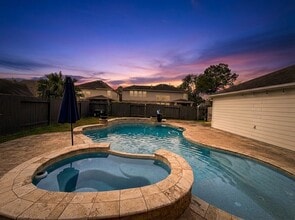 Building Photo - 6010 Gatewood Manor Dr