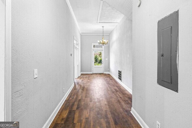 Building Photo - 1149 Carling Ave