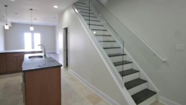 Building Photo - 2050 Frankford Ave
