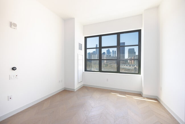 Building Photo - 115 York St