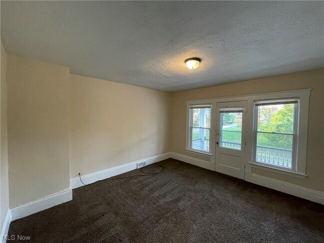 Building Photo - 1374 E 115th St