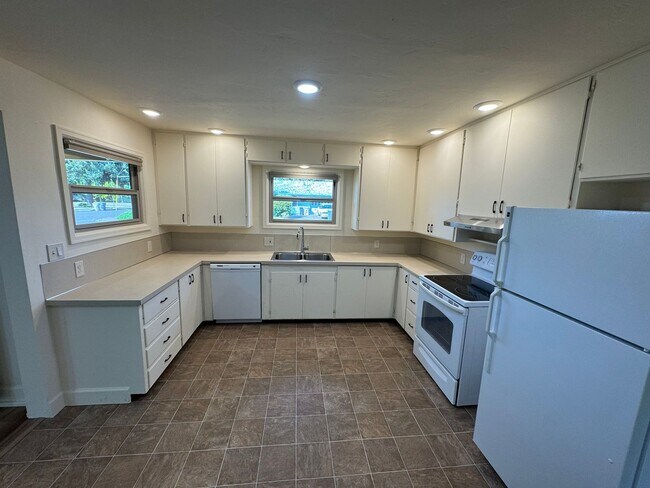 Foto del edificio - Beautifully Renovated 3 Bedroom ~ 2 Bathro...