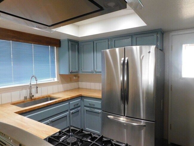 Foto del edificio - Spacious 3bd 2.5ba Quiet location.