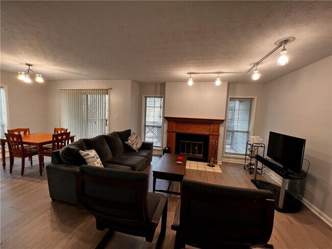 Foto del edificio - 1346 Weatherstone Way NE