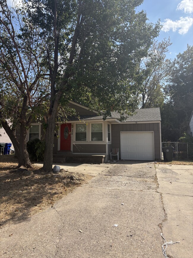 Building Photo - 236 Russell Dr