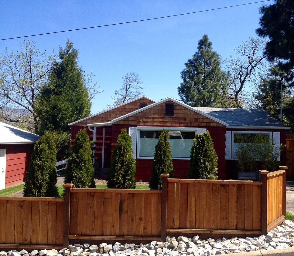 Foto principal - Lovely 3 Bedroom Home with Large Fenced Ya...