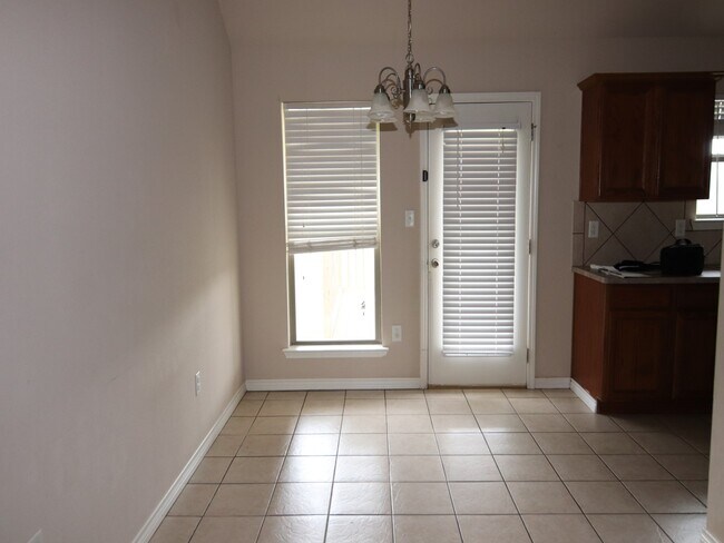 Building Photo - 5640 Shadowbend Cir N