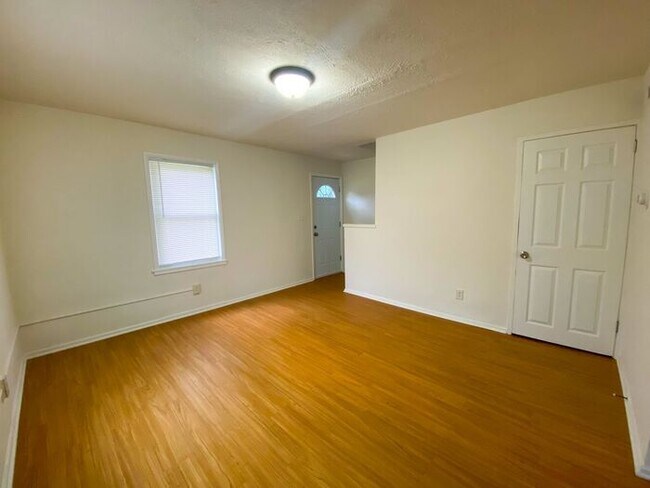 Building Photo - Spacious Townhome Available Now!