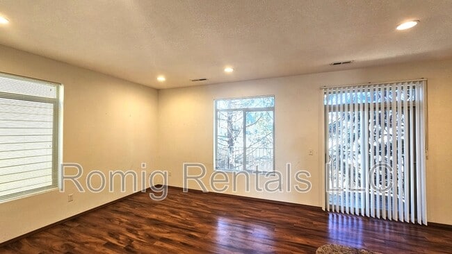Building Photo - 3608 NE 81st Cir