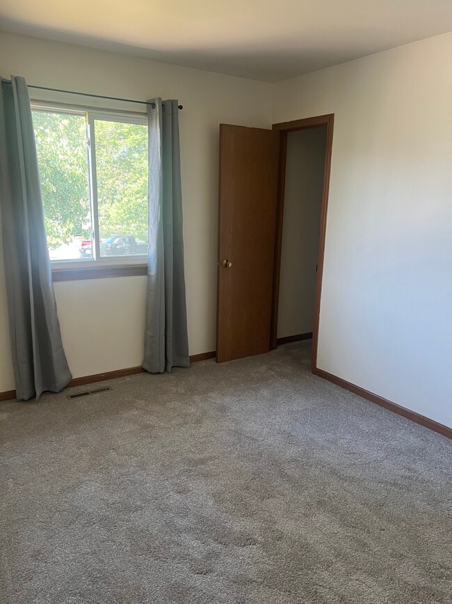 Small bedroom w/ walk-in closet - 2569 Parkview St