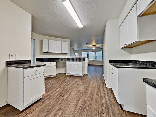 Building Photo - 16973 Scenic Knoll