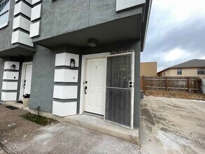 Building Photo - 4018 N Meadow Ave