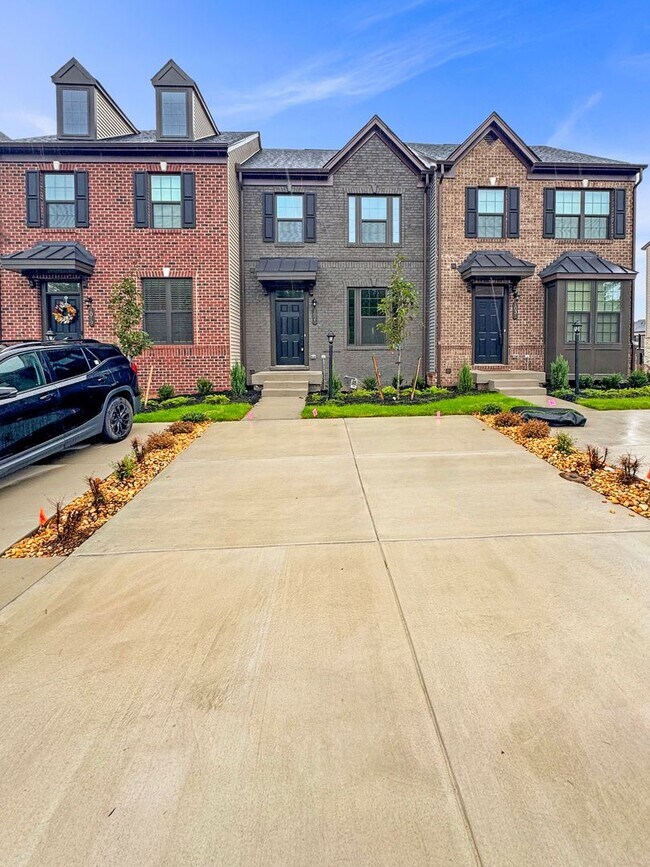 Foto del edificio - Spacious 3-Bedroom Townhome with Finished ...