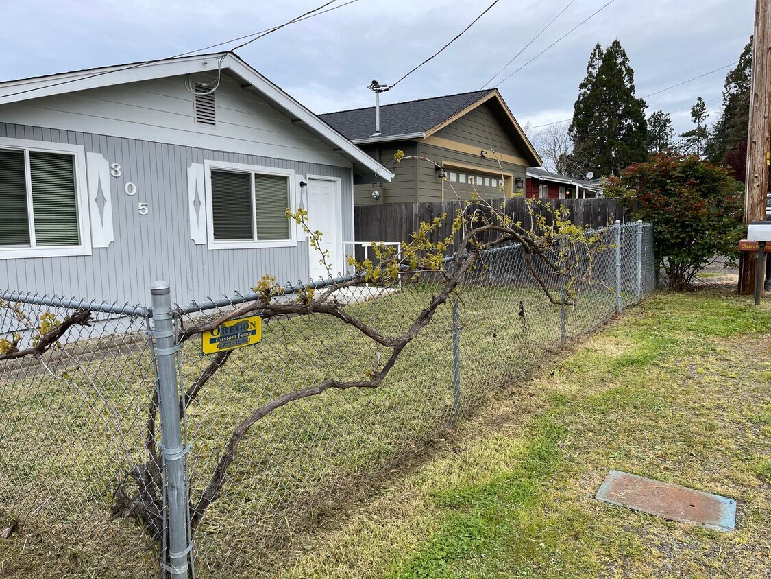 Primary Photo - Adorable 2 Bedroom Home
