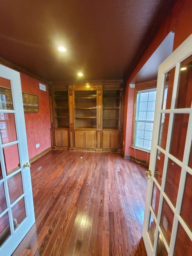 Building Photo - Large home with finished basement, 2-car g...