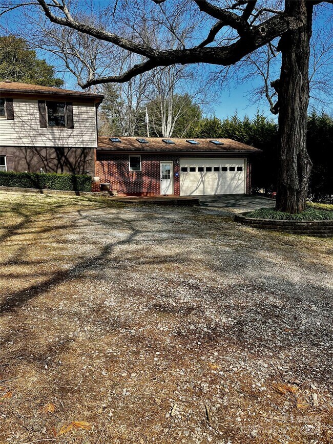 Building Photo - 10 S Oak Forest Dr