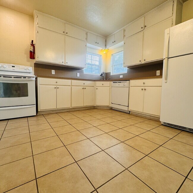Foto del edificio - Now leasing this charming 2-Bedroom | 1-Bathroom Single-Family Home in Bridge City, TX