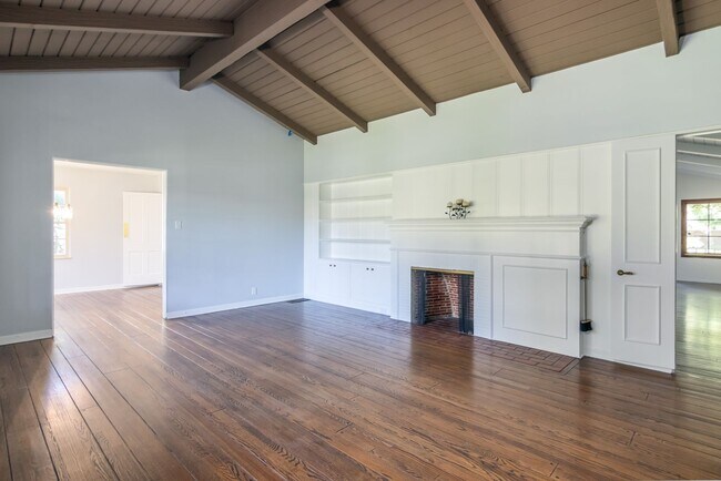 Foto del edificio - Spacious Valley Village Home with Pool, Beamed Ceilings, and Abundant Natural Light