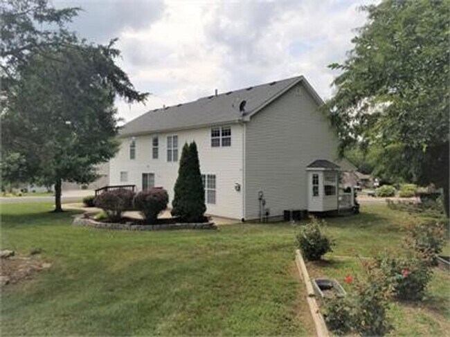 Building Photo - Large 4 bedroom home for rent