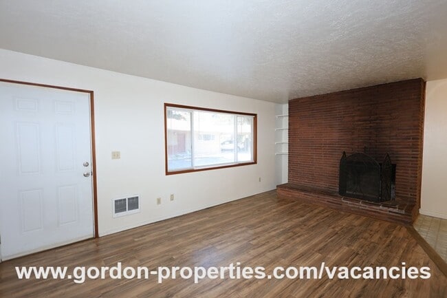 Building Photo - SE Green Vista Dr - Milwaukie 2 bedroom duplex with fireplace