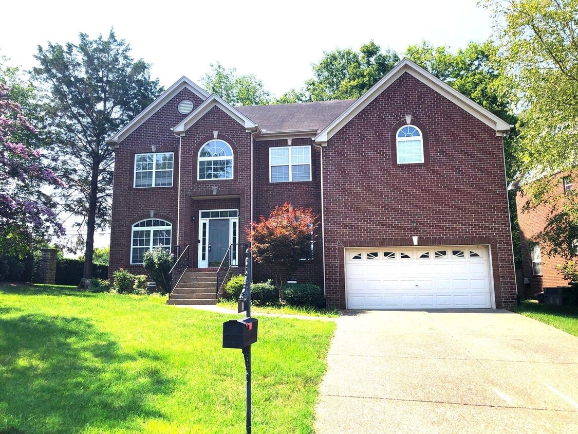 Foto principal - 4-Bedroom Home in Hendersonville!