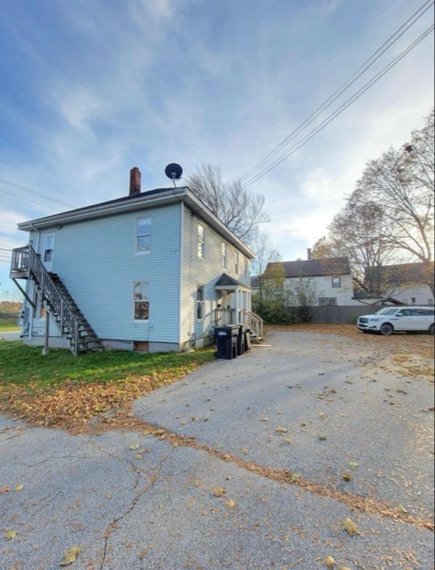 Building Photo - 689 Main St