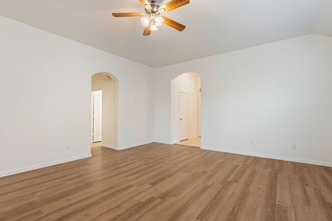 Building Photo - NEWLY RENOVATED Beautiful 3 bedroom, 2 bat...