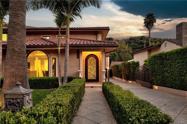 Foto del edificio - 2132 E Chevy Chase Dr