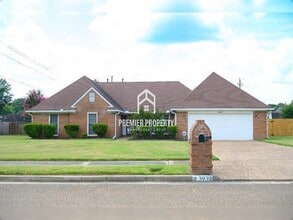 Building Photo - 3939 Clubview Dr