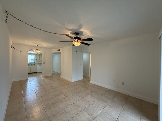 Building Photo - 2 bedroom, 2 bathroom in College Pines!