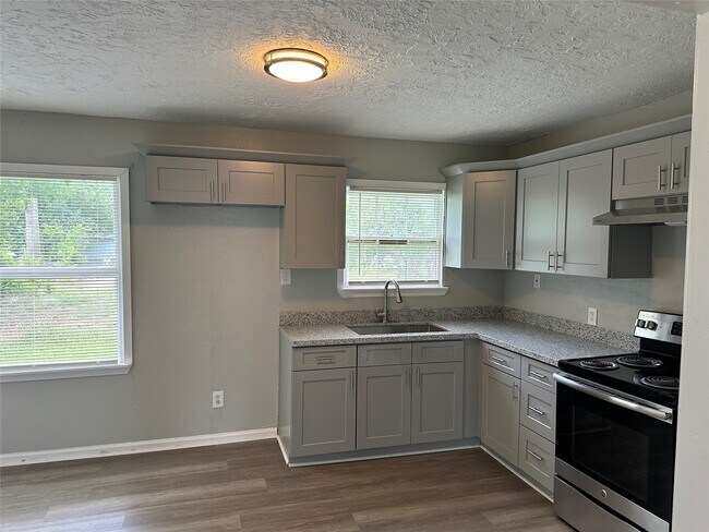 Foto del edificio - 5345 Higgins St