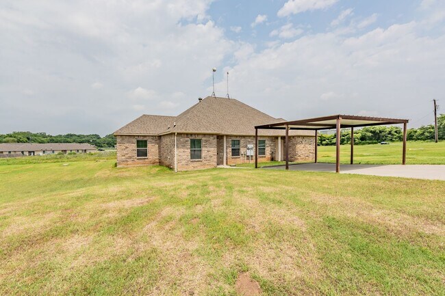 Building Photo - Excellent 3 bedroom 2 bath duplex in Weath...