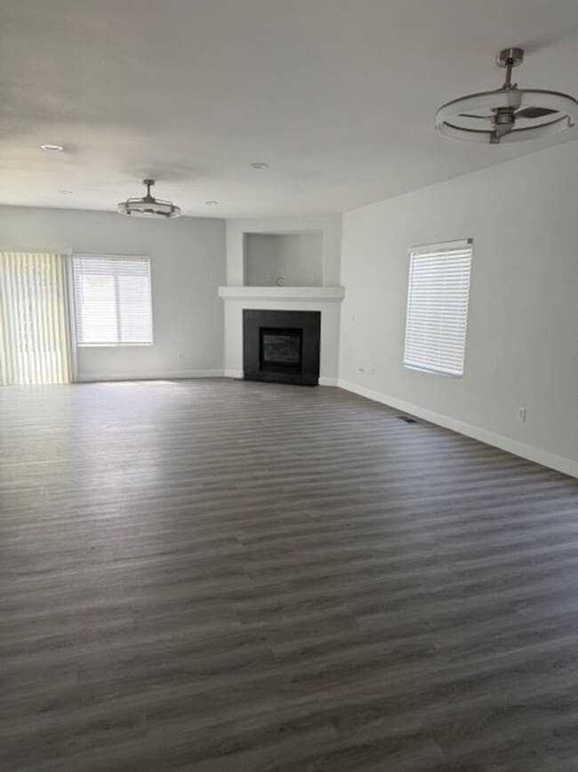 Building Photo - 1071 Village Knoll Dr