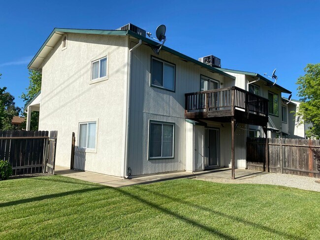 Foto del edificio - Ready for move in! Well maintained townhou...