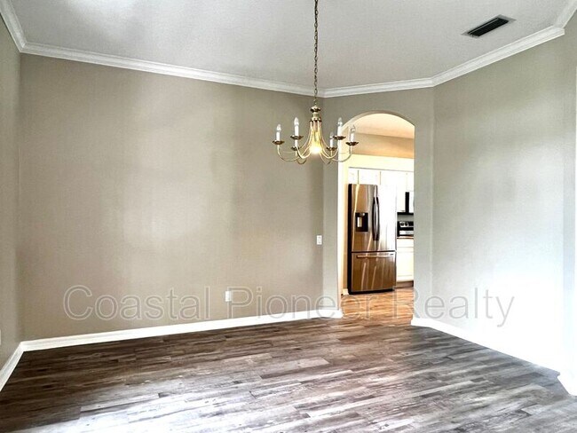 Building Photo - 423 Lakewood Dr
