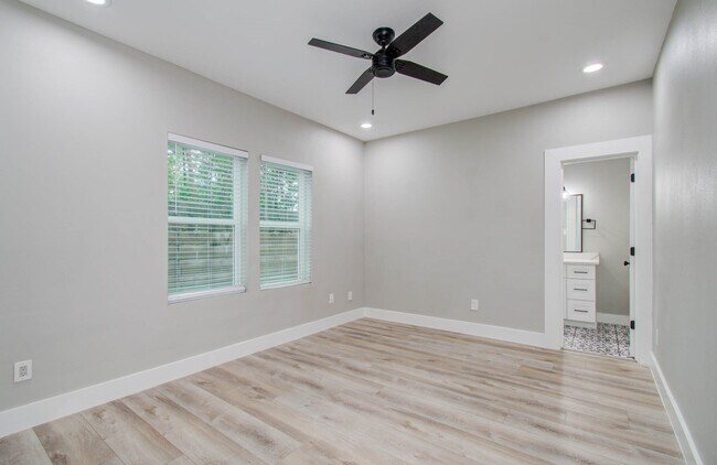 Foto del edificio - 2114 Oatfield Dr